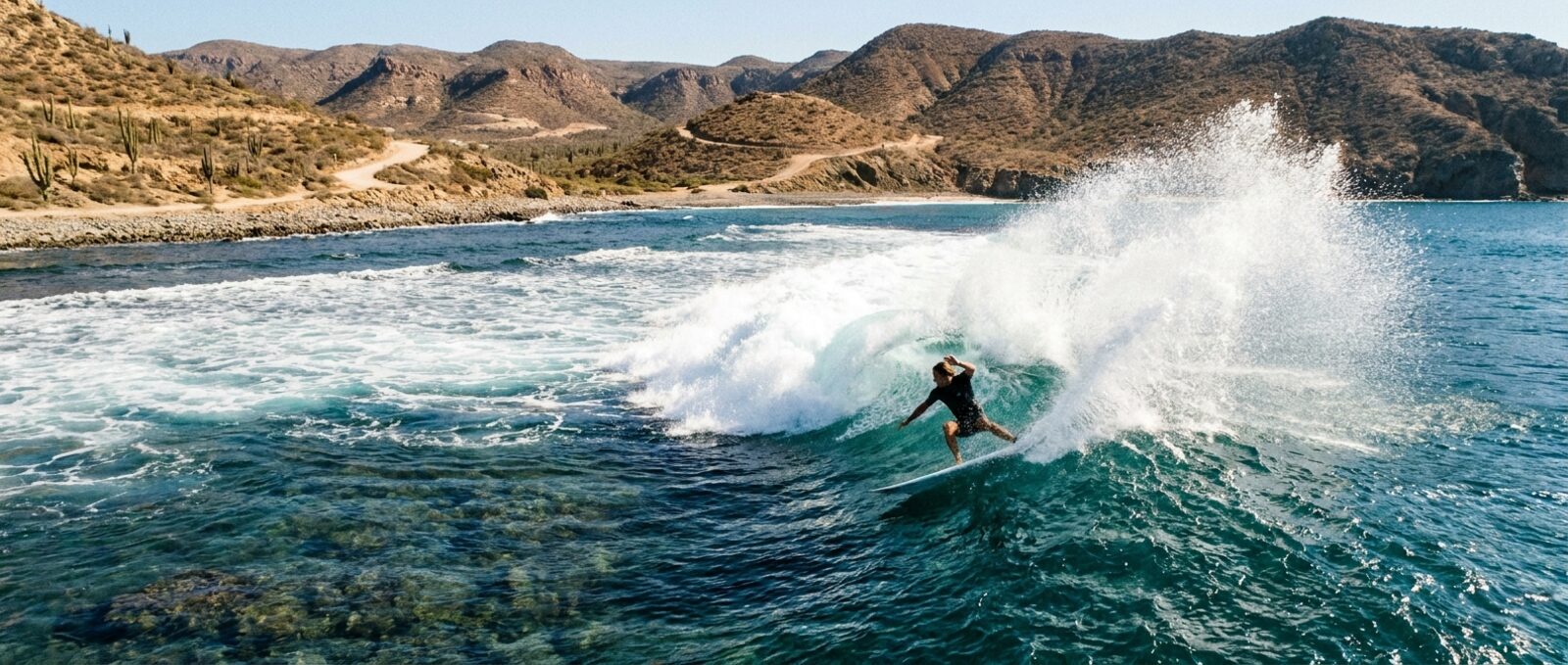 Surfista en un point break de Baja California cerca de Rosarito Surfista en un point break de Baja California cerca de Rosarito